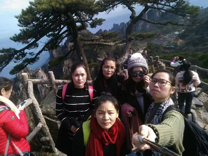 公司组织了全体员工赴安徽黄山风景区团建活动